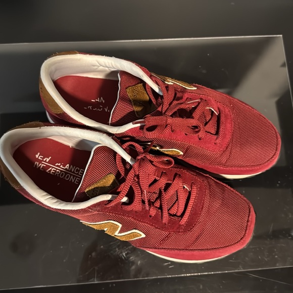 New Balance trainers, retro style in maroon - Picture 2 of 2